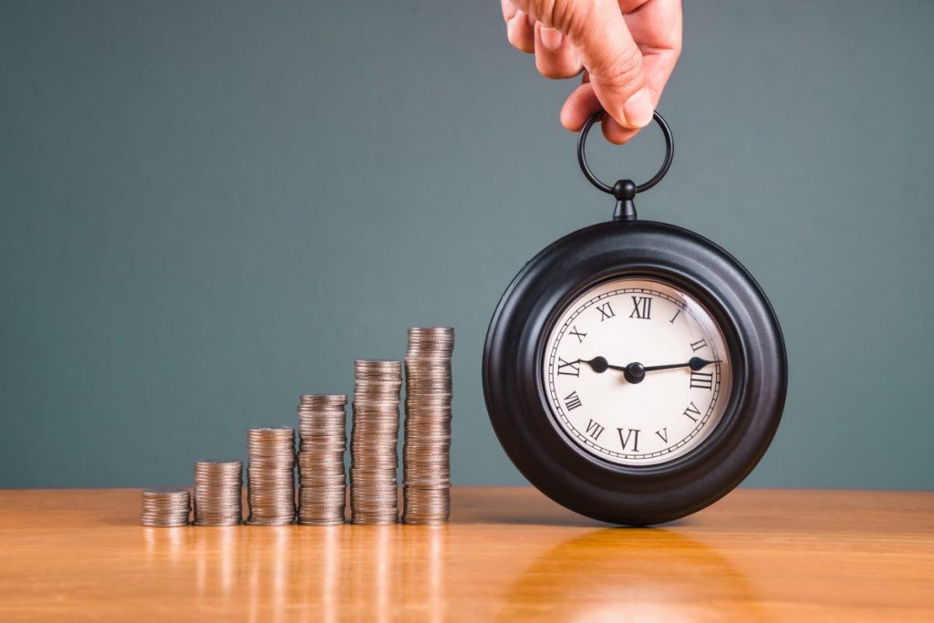 シェアード体制による変動費などのコスト削減、人材派遣を示す絵