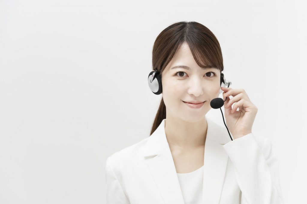 インサイドセールスを通じて見込み（リード）の話を親身に聞いている女性