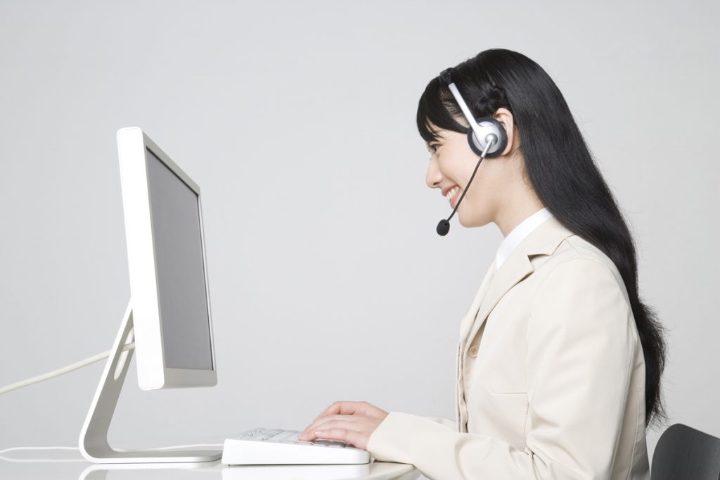 テクニカルサポート（ヘルプデスク）業務を行うオペレーター