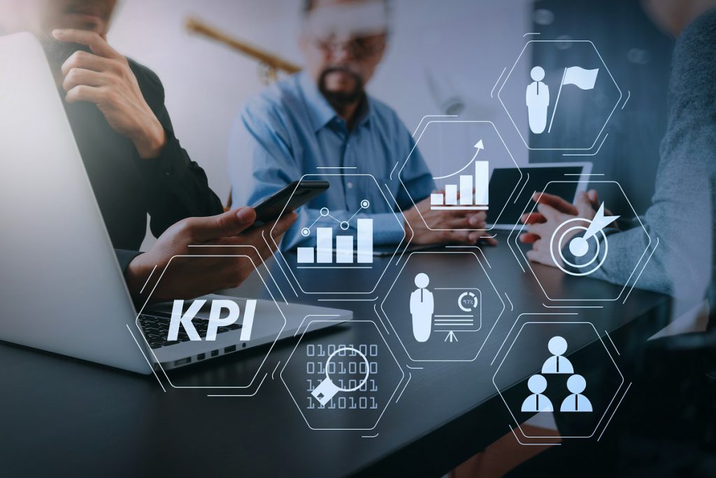 KPIの設定を考えるインサイドセールス部隊。ナレッジ蓄積されることで、次のチャネルへ引きわたすときにも役立つ