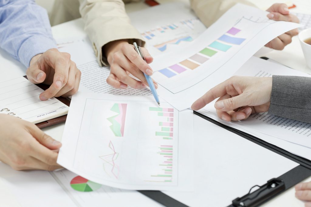 インサイドセールス部門とフィールドセールス部門が連携している様子