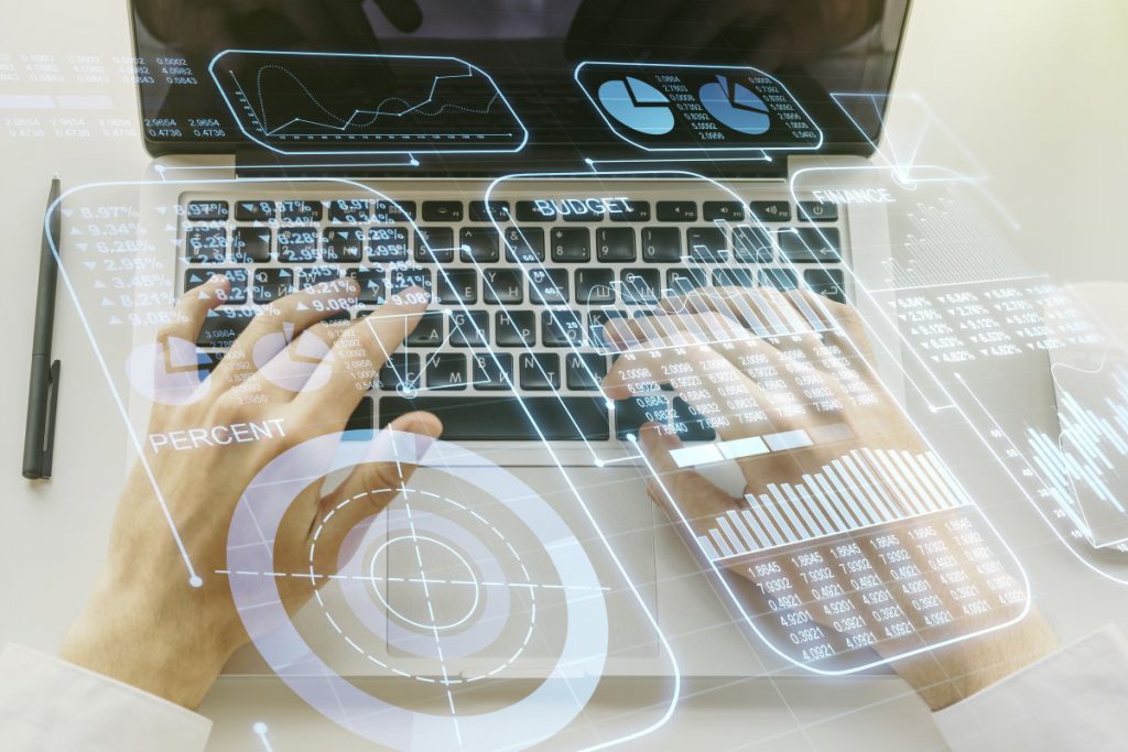 インサイドセールスのKPIに役立つツールを使いこなすビジネスマン