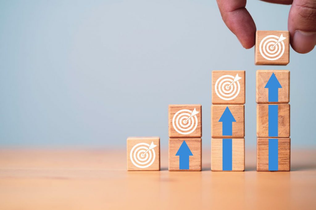 アウトバウンドセールス（新規開拓型営業）BDRでのKPI項目を設定しているビジネスマン