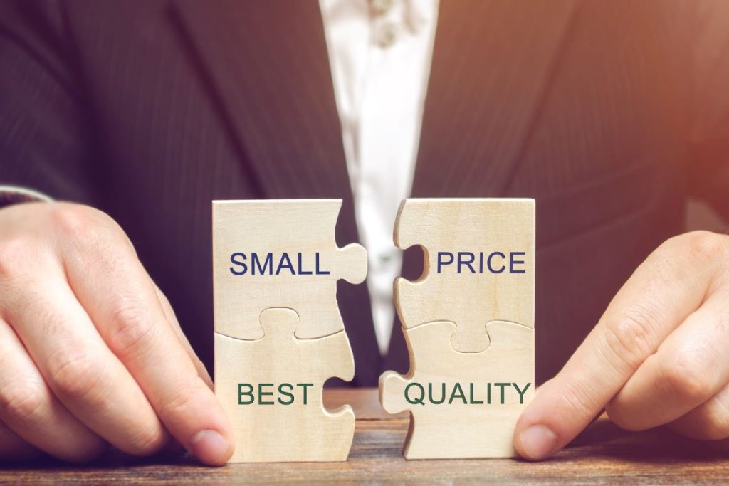 費用対効果でインサイドセールスのBPO企業を選んでいるビジネスマン