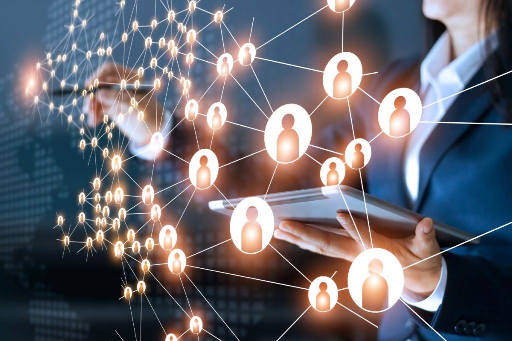 インサイドセールスの役割を理解し、導入メリットを精査しているビジネスマン