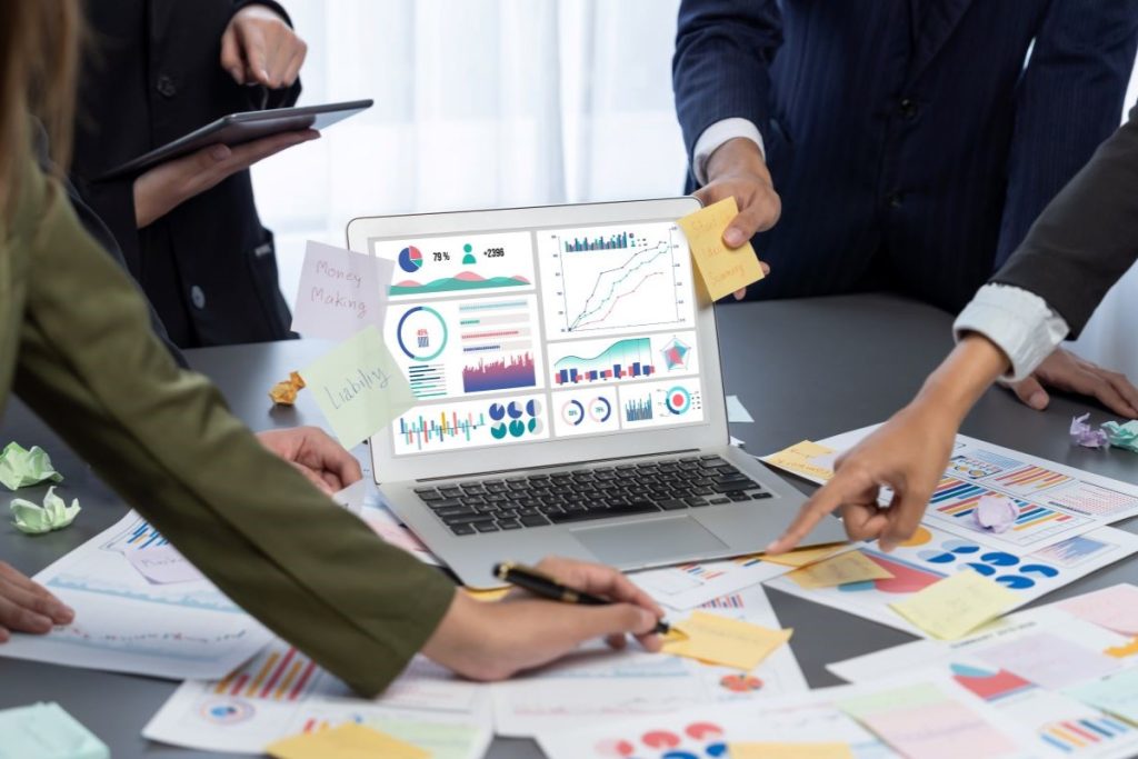 カスタマーサクセスのKPIを設定しているビジネスマン