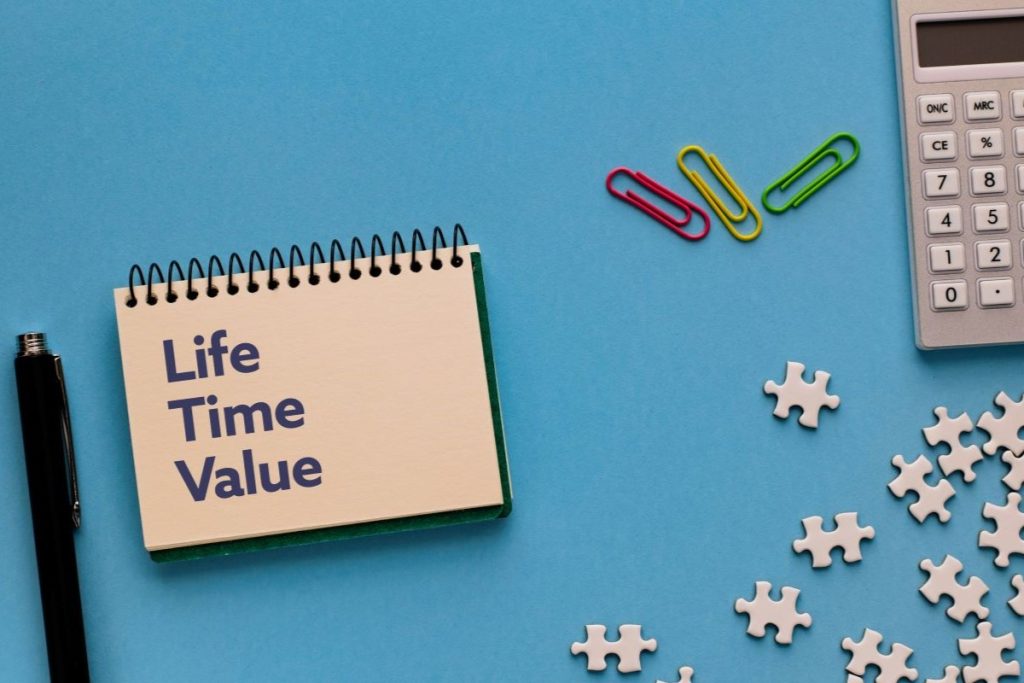 LTV(Life Time Value)、NRR(MRR昨対)、CSAT(顧客満足度)、NPS(顧客推奨度)、アクティブ率
ツール滞在時間、商談獲得数と書かれた図解