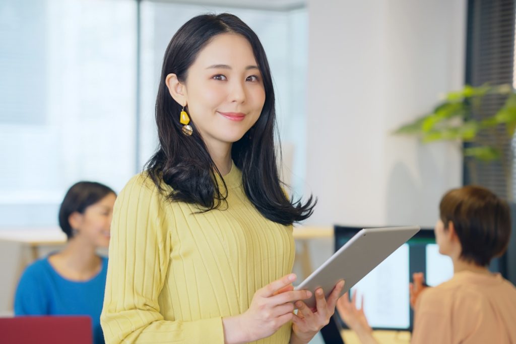 人材業界にいる女性のイメージ、志望動機などを確認している画像
