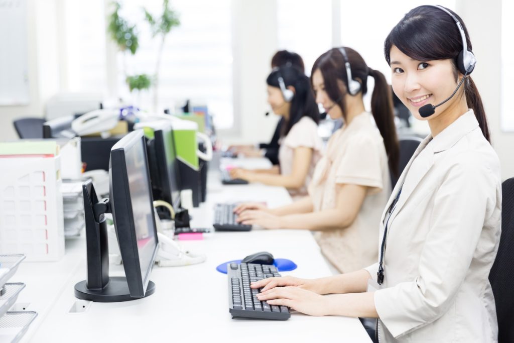 コールセンターで潜在的なニーズに働きかけるためリードへ営業活動をしている女性の画像