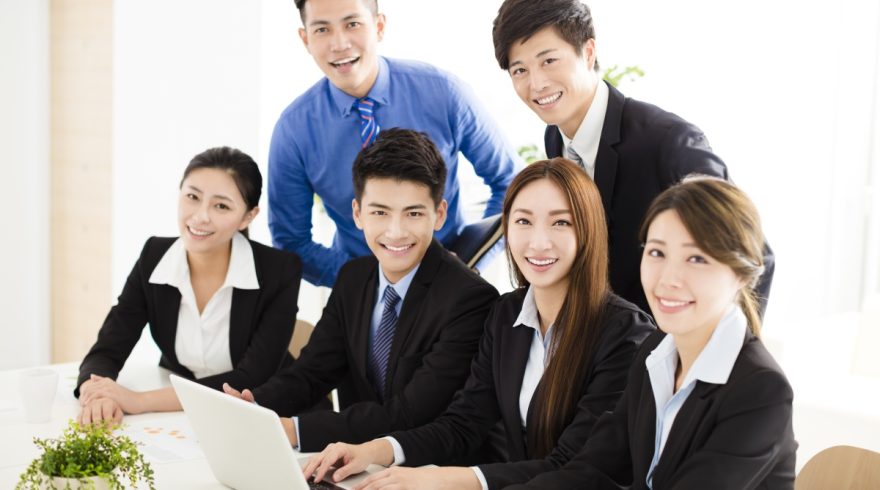 アウトソーシングと人材派遣の違いを徹底解説。メリット・デメリットや適した業務とは？