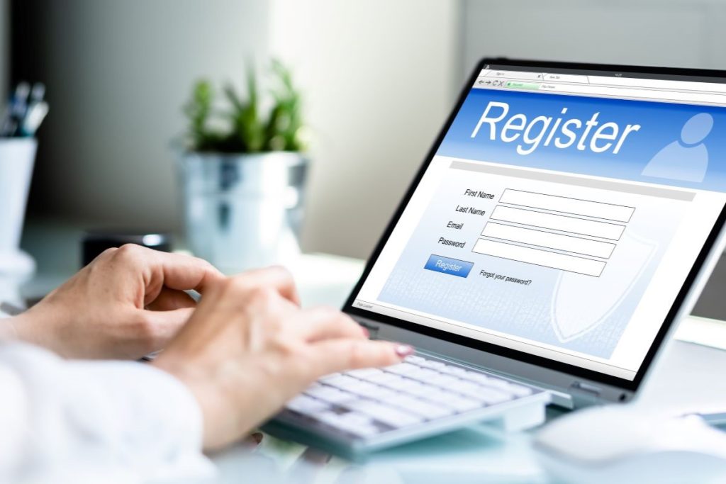 労働環境や福利厚生、有給休暇、就業内容、雇用期間、定期健康診断の有無、スキルアップできる環境下などの希望と、自身の職歴やスキルなどと照らし合わせて派遣会社を選んでいる契約社員の様子