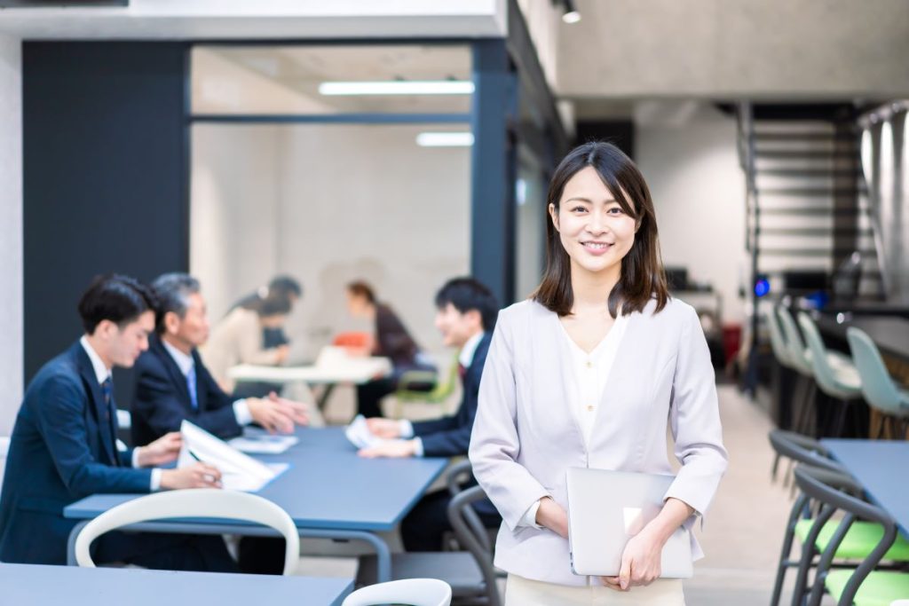 外資系企業やIT系企業などへの派遣や、一般事務職、金融事務職(生保・損保)をはじめ様々な業態の企業へ人材派遣をおこなっている様子