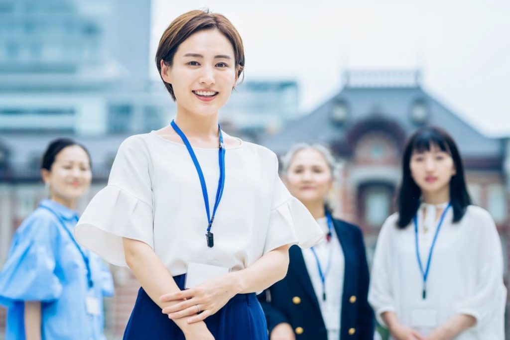 リクルートスタッフィング、スタッフサービス、アデコ、パーソルテンプスタッフ、パソナ、マンパワーグループ、ウィルオブ・ワーク、フルキャスト、ランスタッド、ファンタブル（テンプスタッフ）、ミラエール、キャリアウィンク（リクルートスタッフィング）などの派遣会社から派遣された派遣社員のイメージ