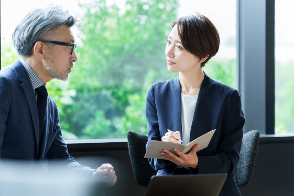 カスタマーサポートの具体的なミッションについて話し合い、職務を果たしているマネージャーの画像