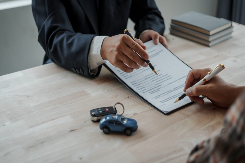 請負について契約内容を確認、委任されている派遣社員の様子の画像