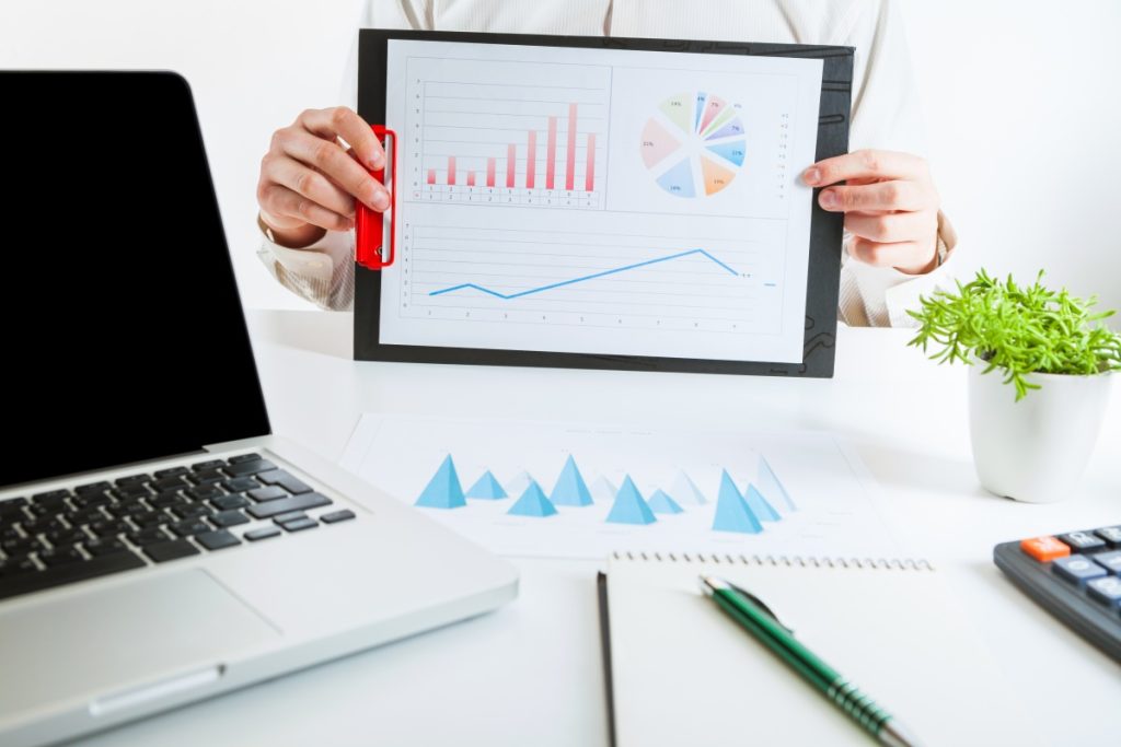 内勤の社員がデータ入力、トラッキングなどの活動とCRMの実用で分析データを作成した画像