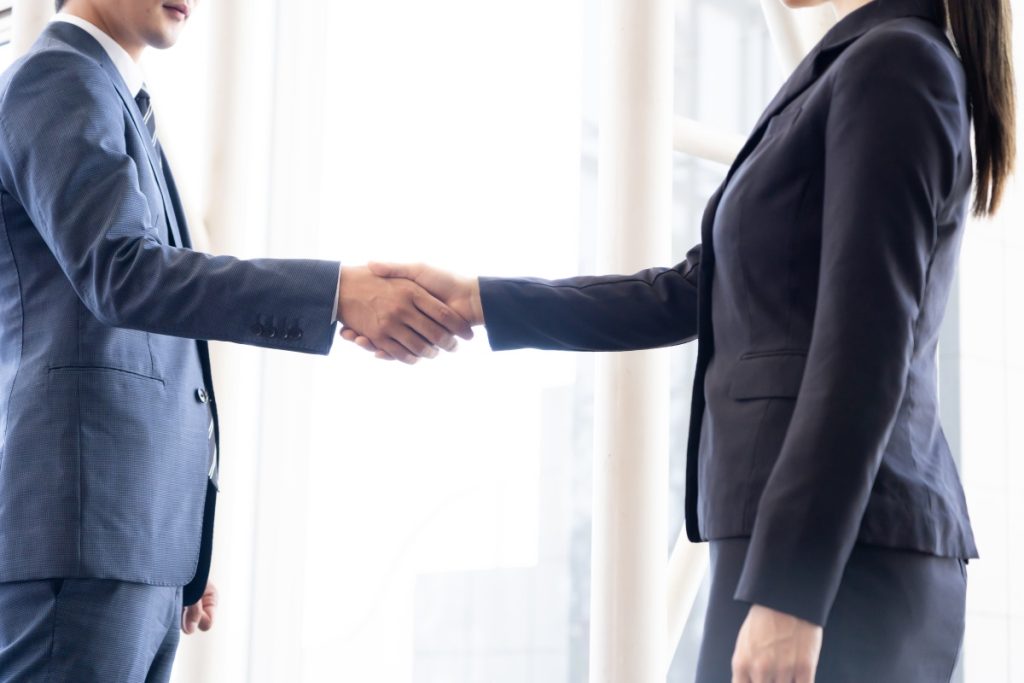 産休の社員に代わりトライトエンジニアリングからお仕事に来た派遣社員。履歴書で学歴を確認して採用したイメージ画像