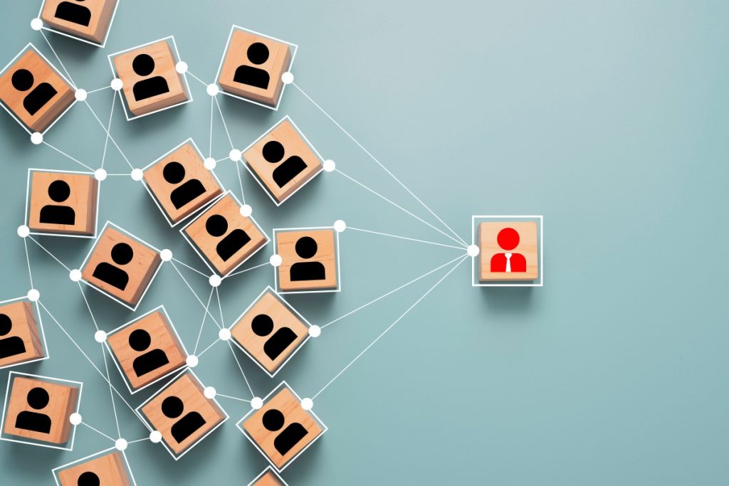 CRMを活用してテレアポなどが行われることで、顧客との関係を強化した様子を可視化した画像