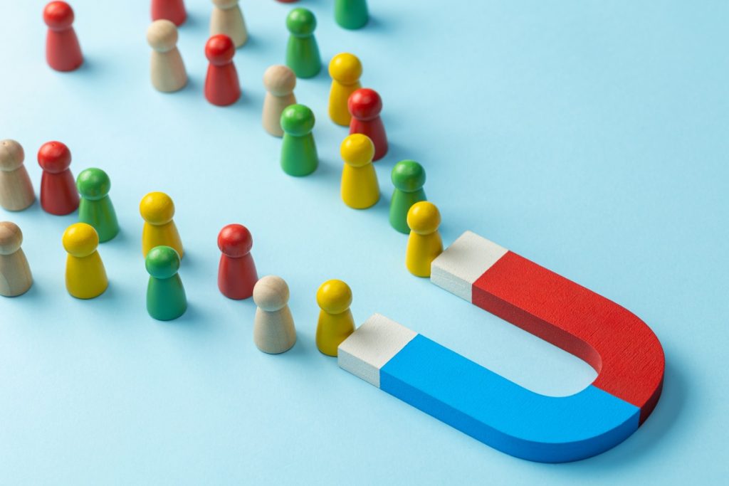 複数の人が訪問する集客のイメージ画像・