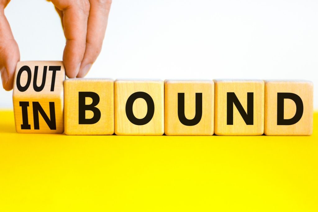 ABMでがはマーケティングオートメーション、CRM（顧客関係管理システム）なども活用してアウトバウンドとインバウンドをおこないます。