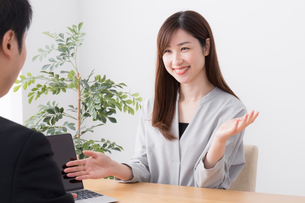 新卒や学生、インターンにマナーや理念を教える、適職診断などをおこなうエージェントのの画像。