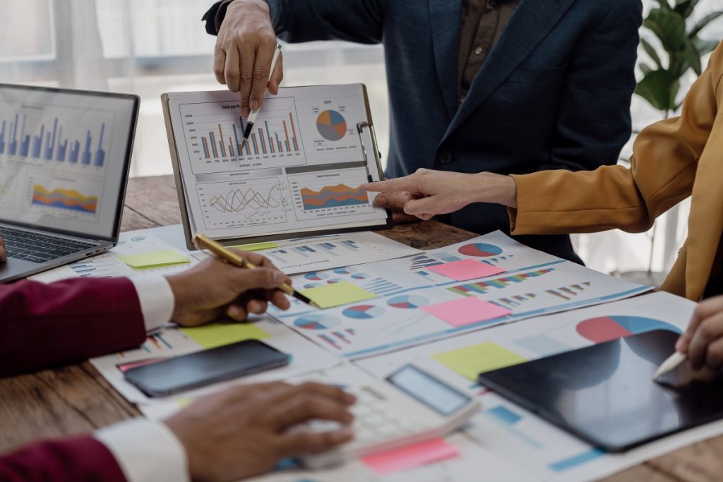 顧客のデータを分析し、顧客が何を求めているのかを明確にします。アップセルやクロスセルにつなげることができます。また顧客の不満にすぐに気が付くことができます。