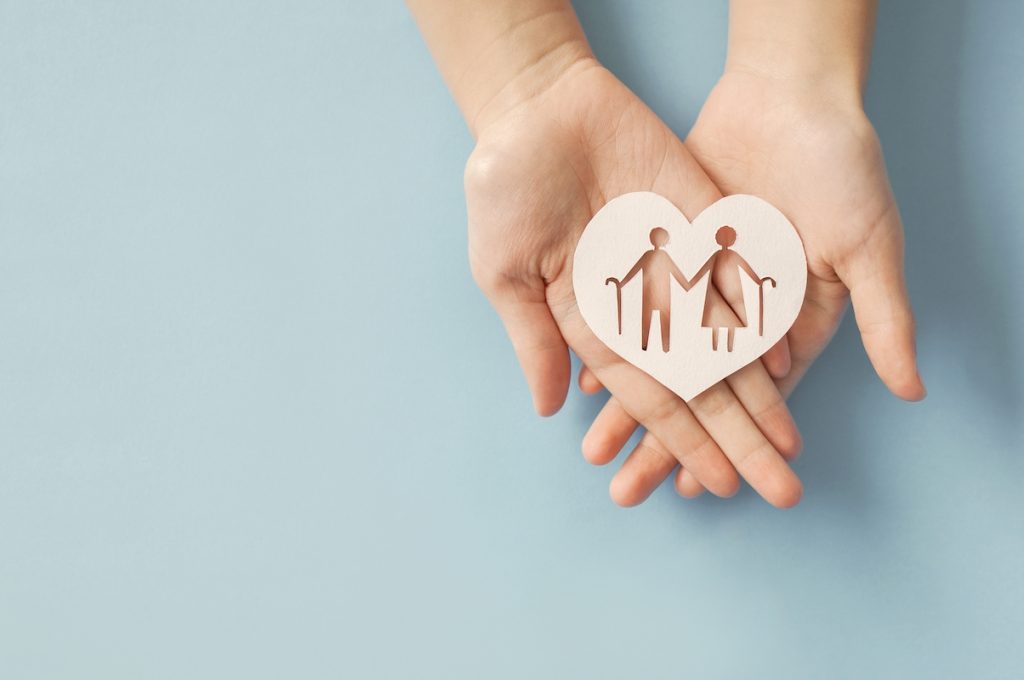 人材不足が叫ばれる介護業界は派遣切りに合う可能性も下がることから人気。派遣であればサービス残業も発生しにくい。