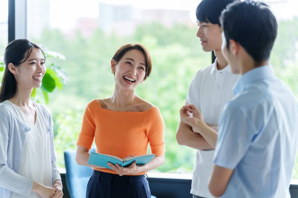 求職中の場合、人材派遣会社の利用を検討する場合も多い。ほかにも職業紹介事業なども注目されている。