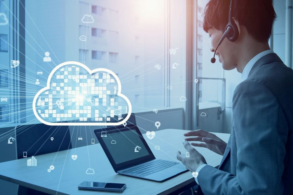 インサイドセールスの導入は、社内の体制などの状況によってはメリットデメリットを考えての検討が必要。インサイドセールスの知識を持った人材を採用し教育を行う必要があるが、導入することによって長期的に成果を見込める。